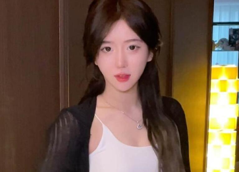 呆妹儿故意穿清凉服装直播,却被粉丝嘲讽,直接被骂破防了