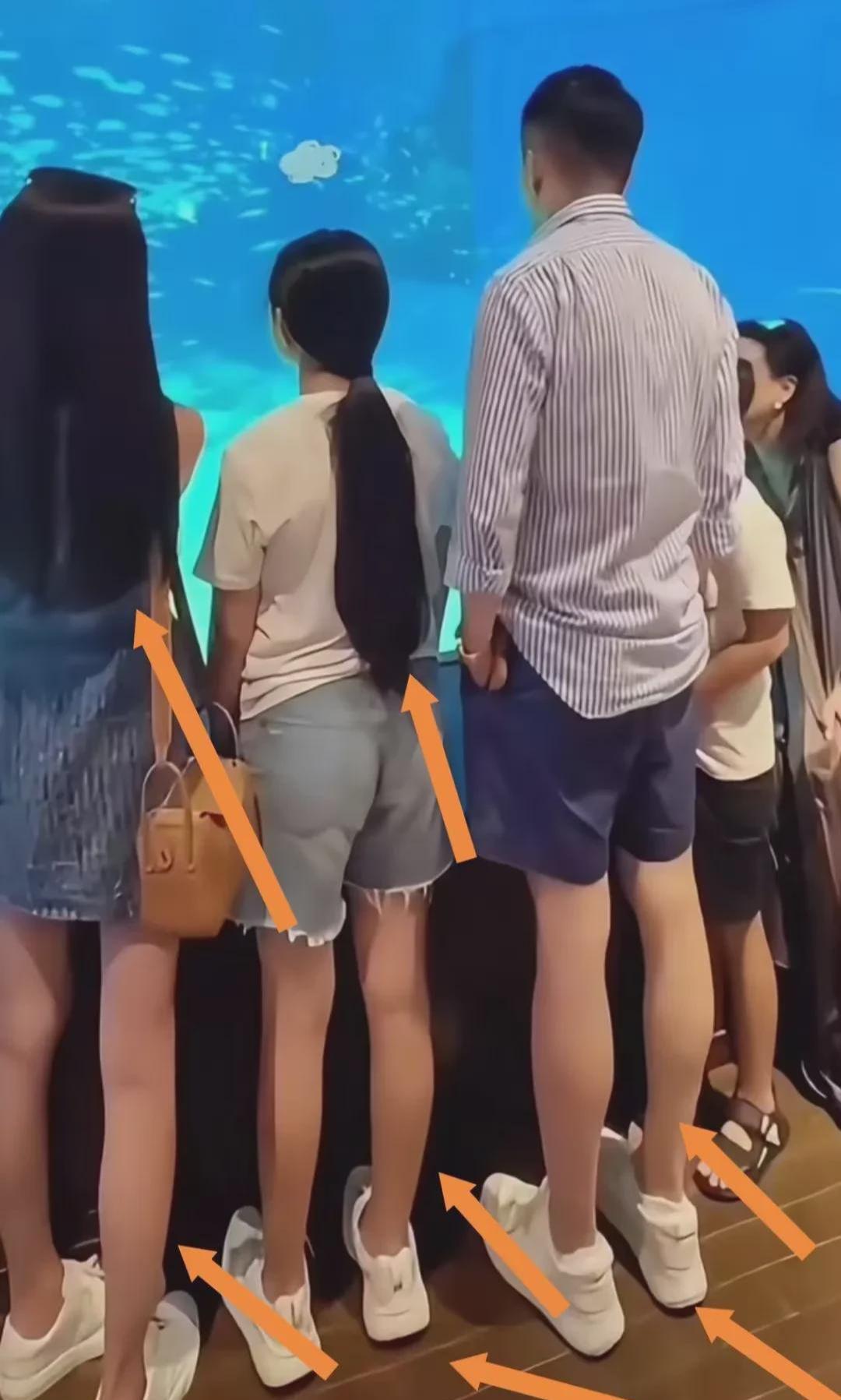看着背影多和谐 多幸福 妈妈和女儿有着同样的长发 一家三口同样的腿