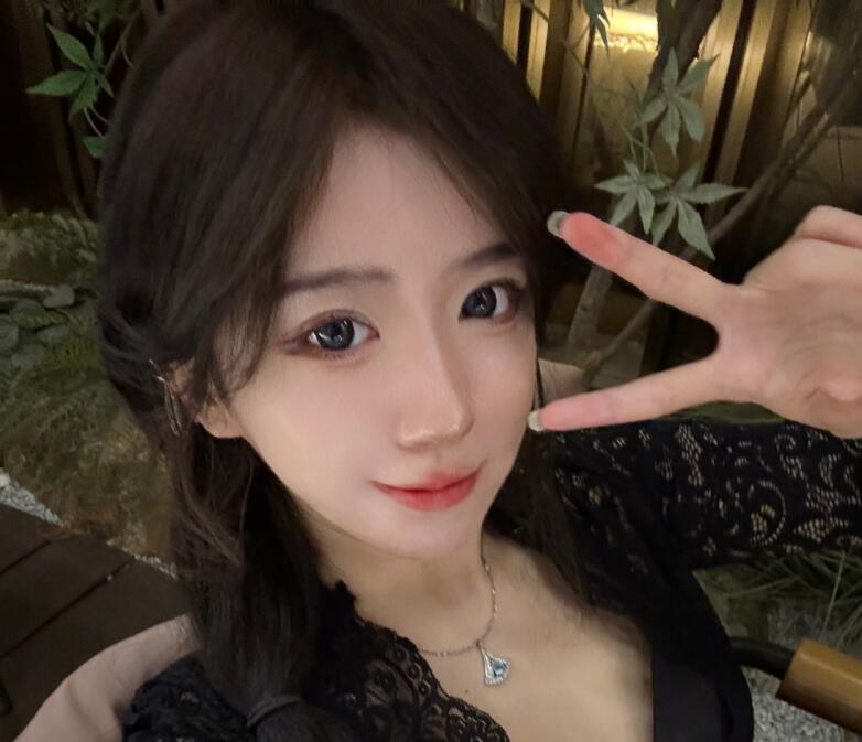 呆妹儿故意穿清凉服装直播,却被粉丝嘲讽,直接被骂破防了