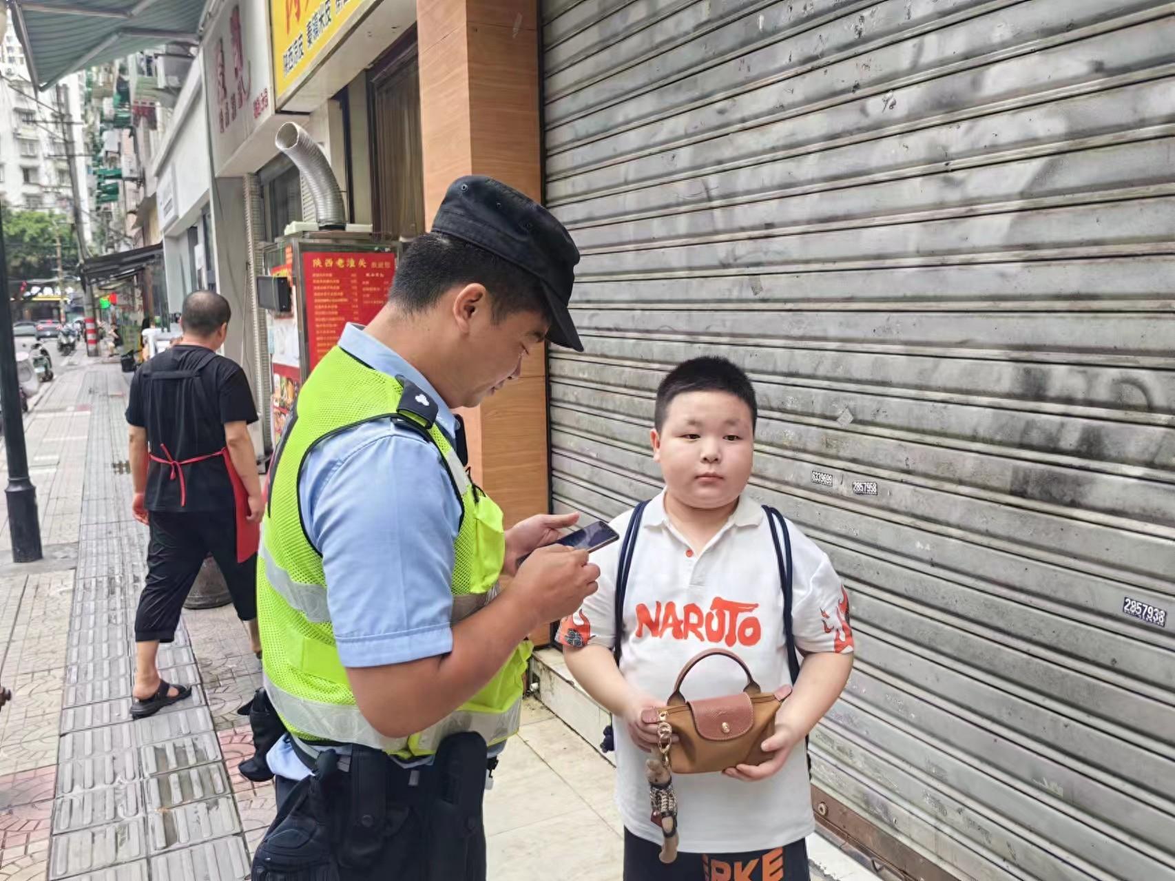四川绵阳:10岁"小孩哥"捡拾钱包 警察叔叔助力成功寻失主