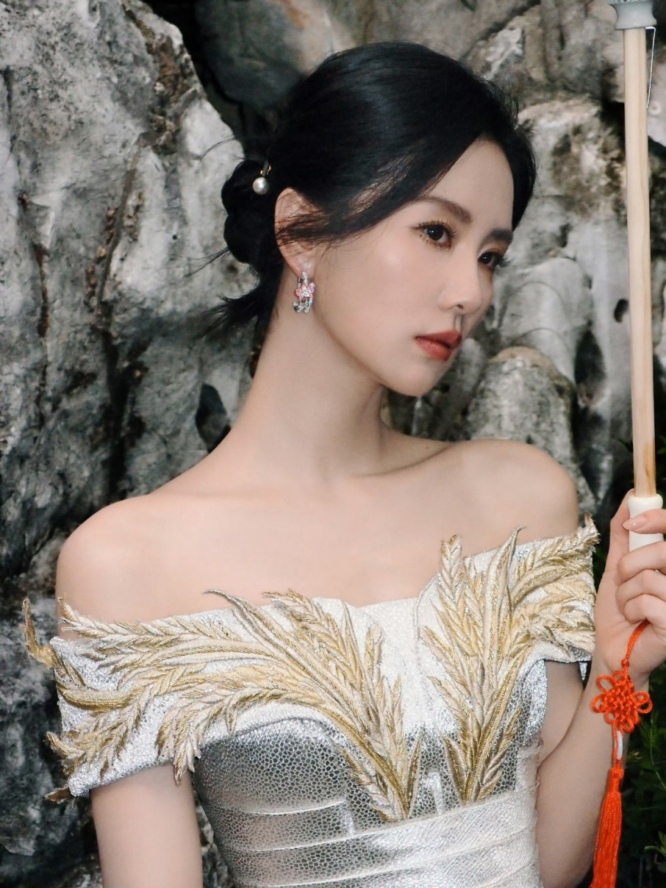 绝美侧颜,刘诗诗秀发如瀑,香肩美背长裙轻裹,温婉如玉