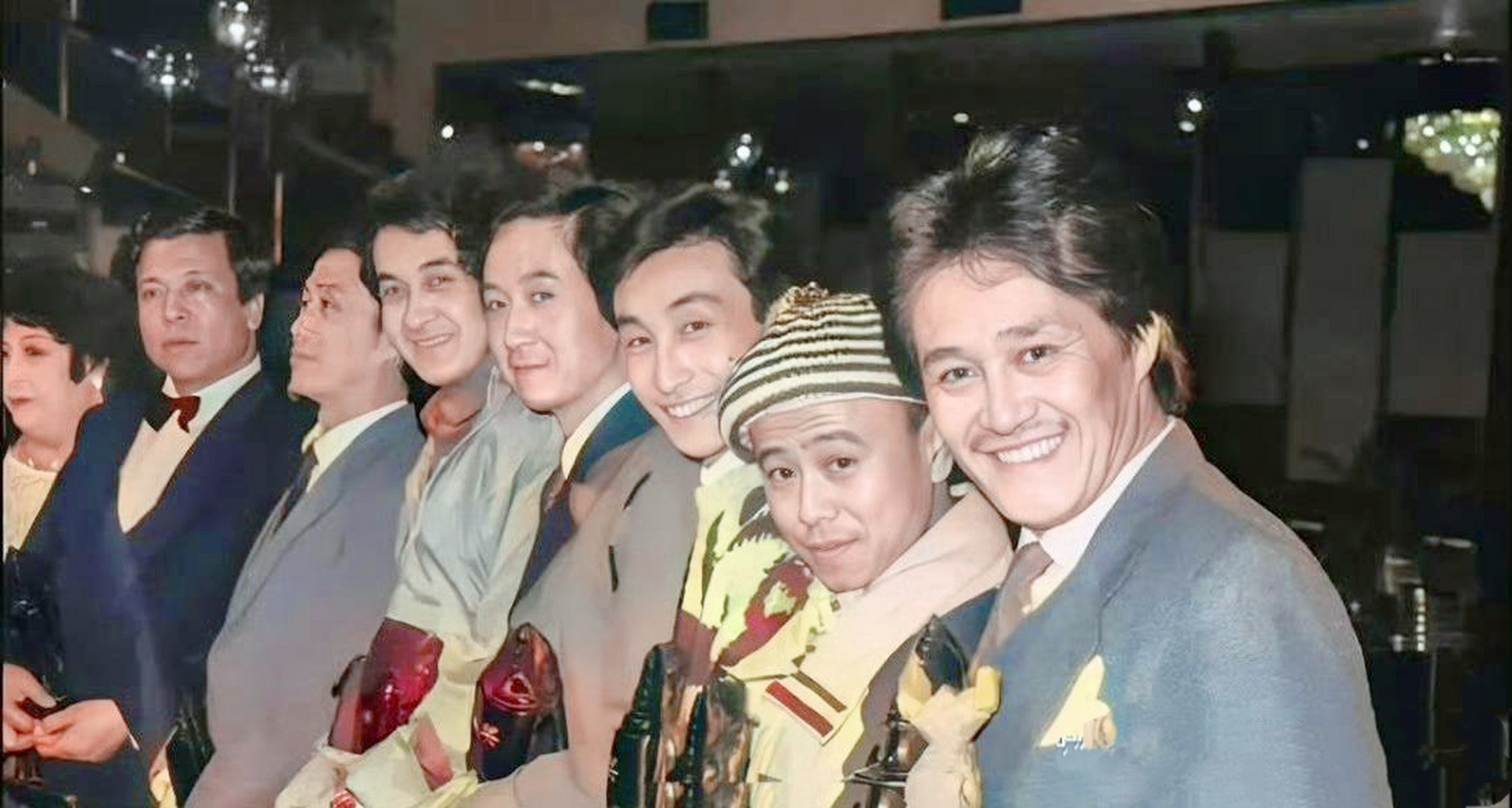 1992年春节联欢晚会上,几名演员的合影.