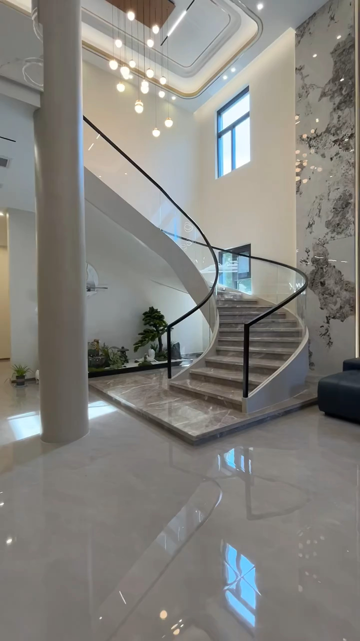 自建别墅的旋转楼梯这样做,档次瞬间上来了!