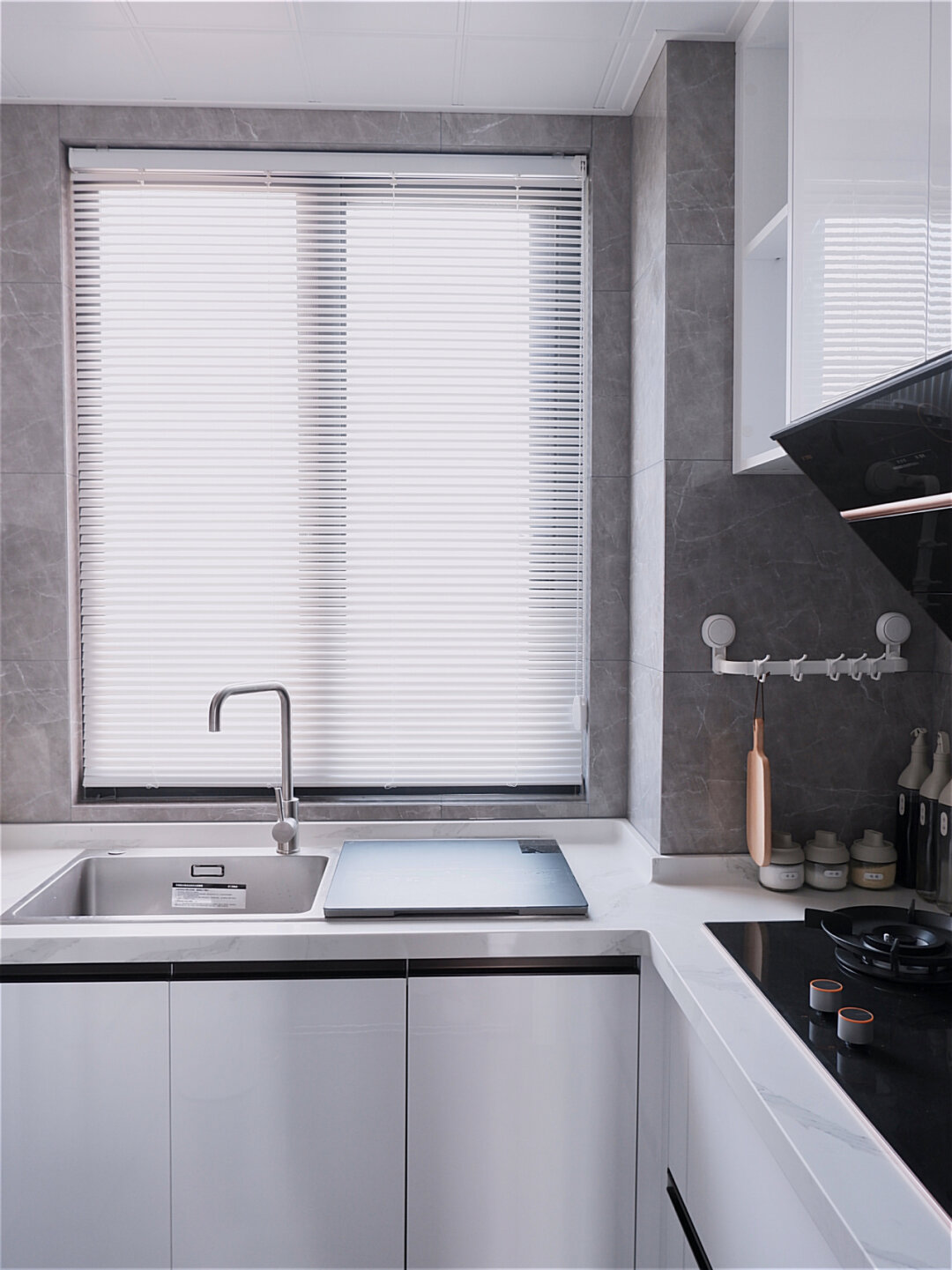 当初夏的阳光透过百叶窗 我终于拥有了白色梦幻百叶窗