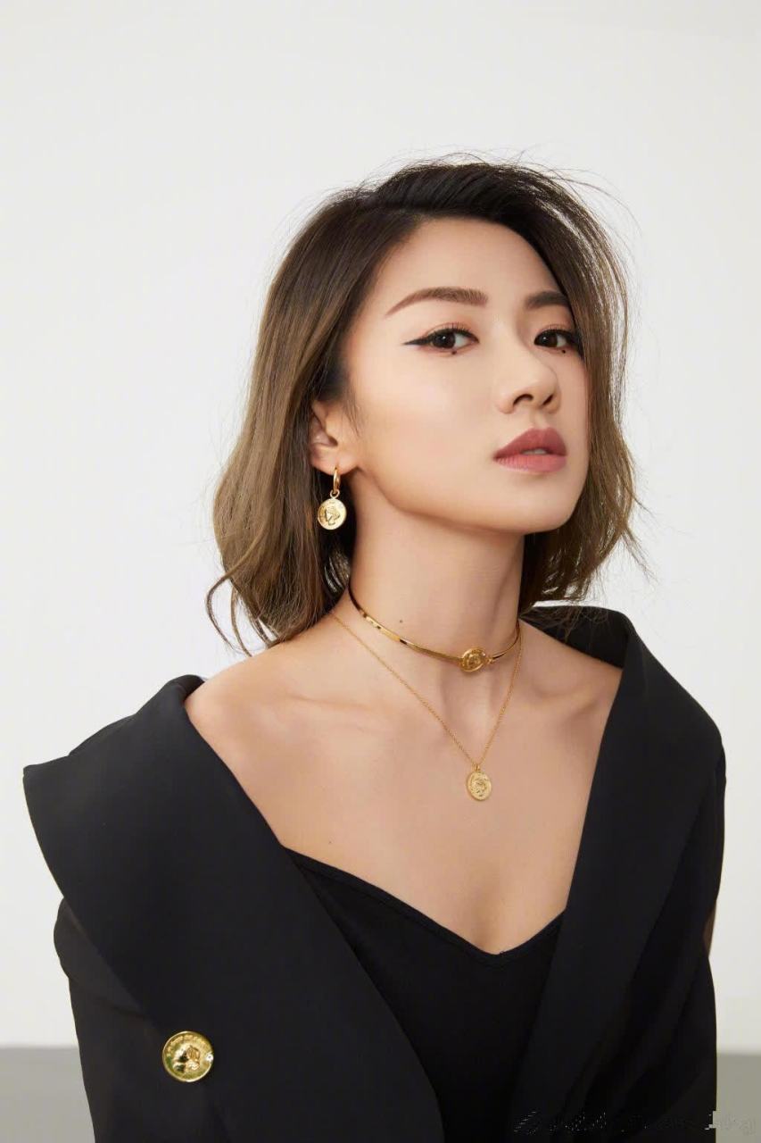 程晓玥黑白写真秀美眼神杀