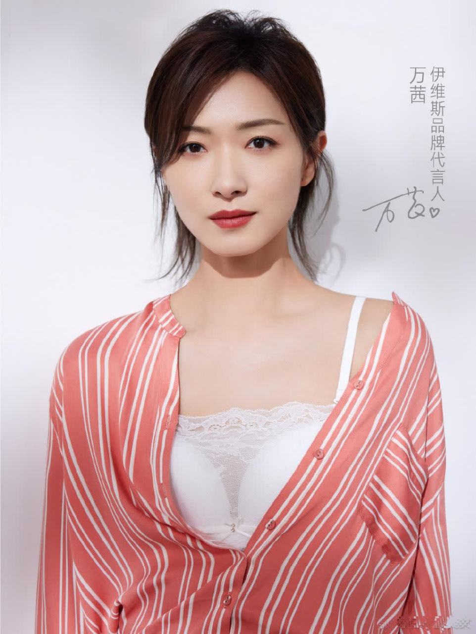4450 万茜的笑容如春风,温暖而和煦.
