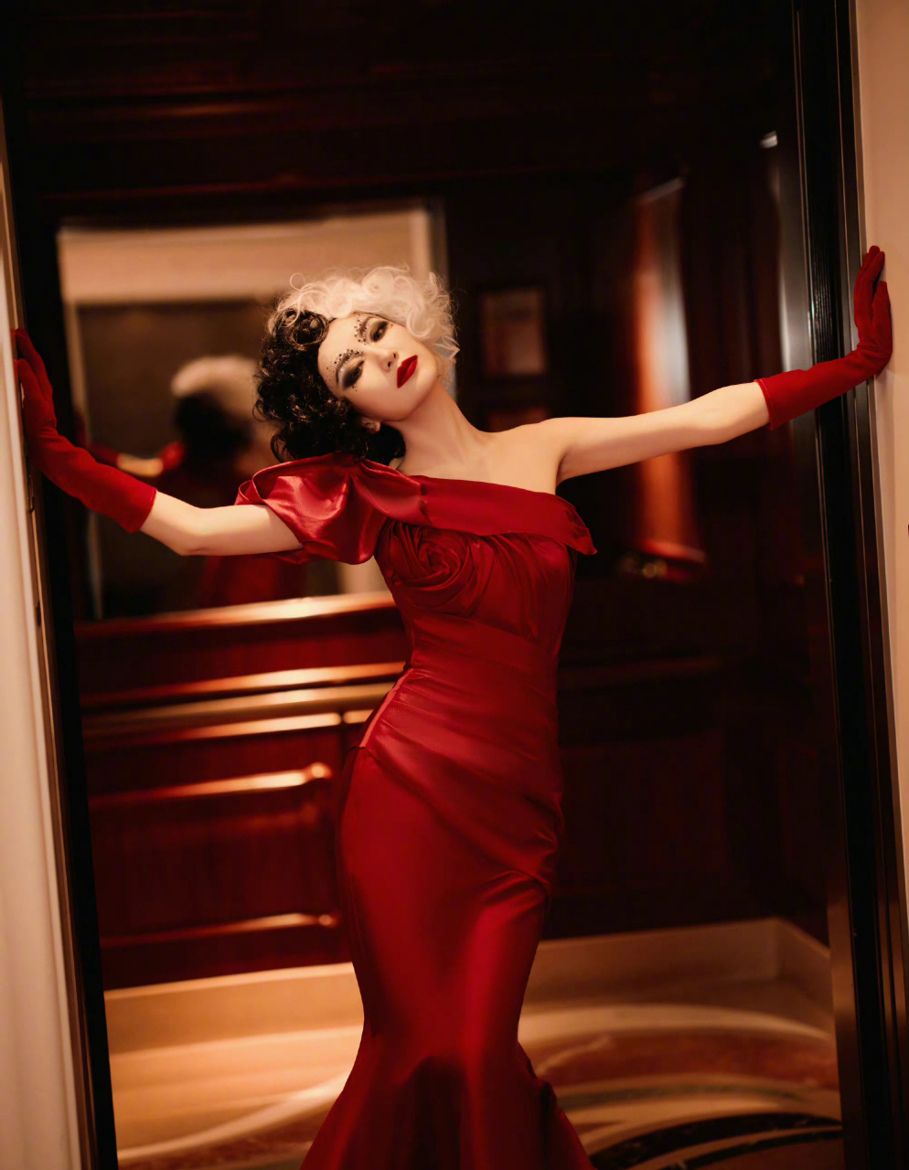 毛晓彤的红裙优雅复古中,更有一番风味.