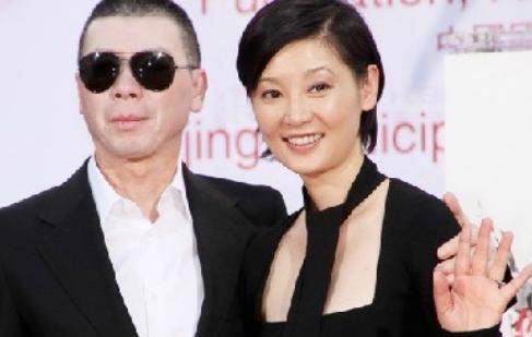 2017年,冯小刚与朋友喝酒,徐帆劝阻:"你这白癜风花了几十万也没治好