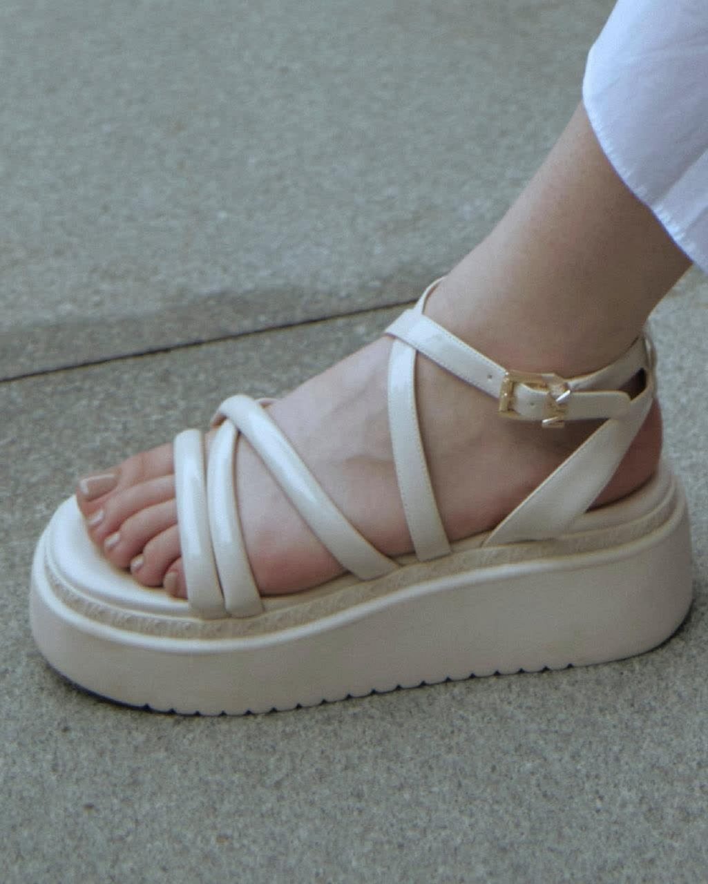 邓恩熙:白色厚底绑带凉鞋