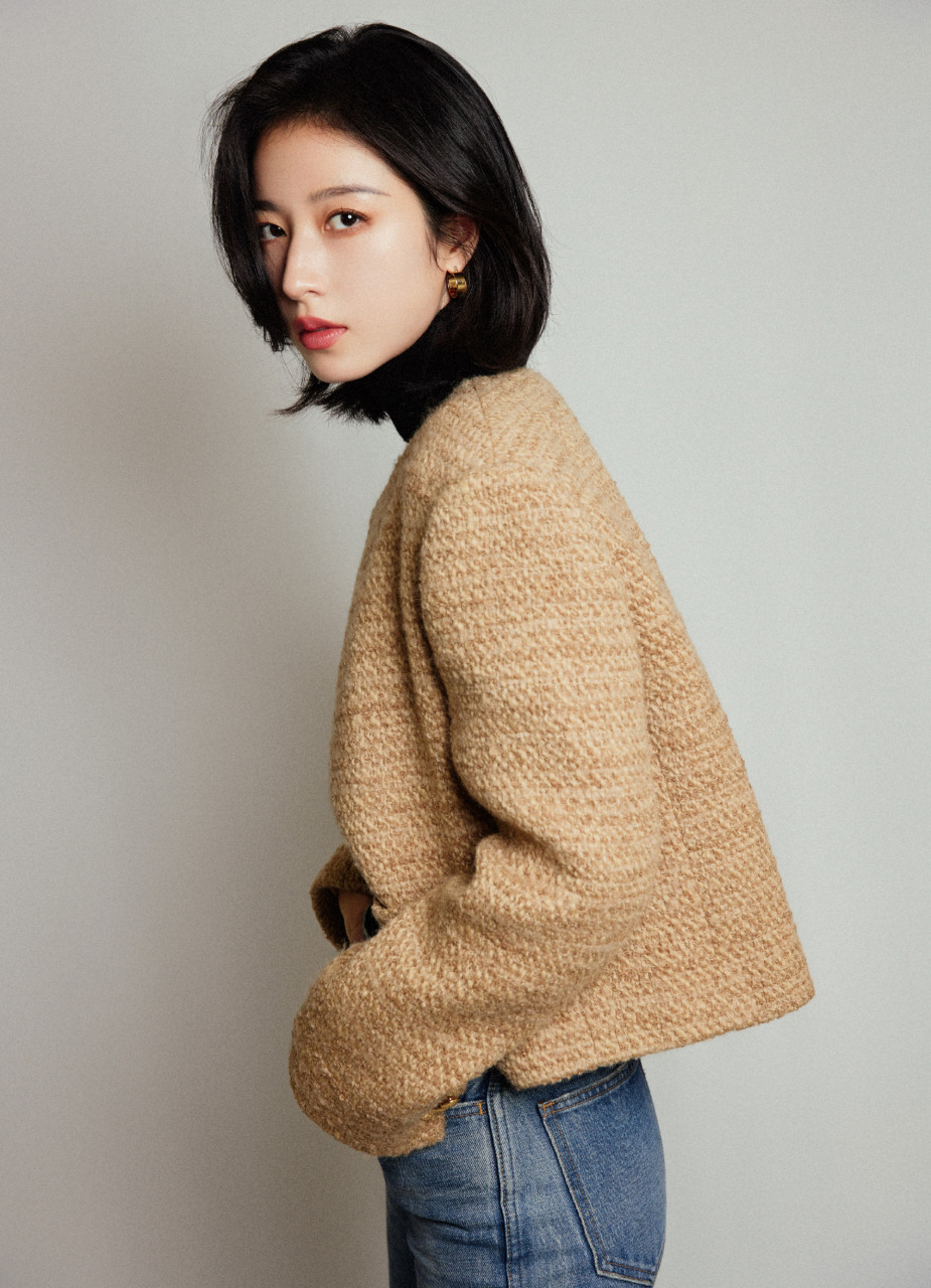 周雨彤的穿搭有着小香风的优雅.