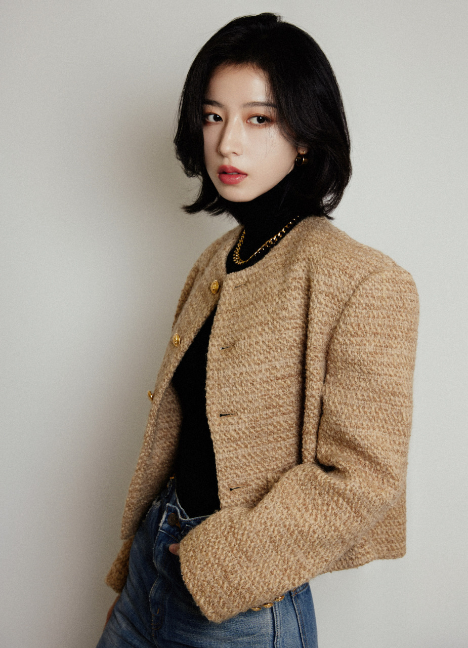 周雨彤的穿搭有着小香风的优雅.