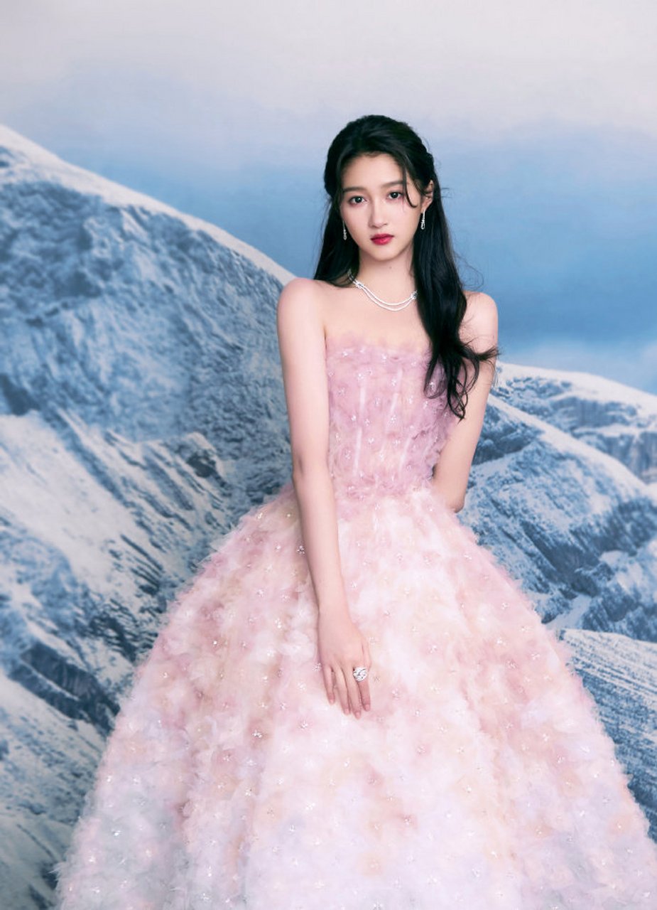 关晓彤穿粉色抹胸花朵裙肩颈线条优越气质优雅迷人(4)