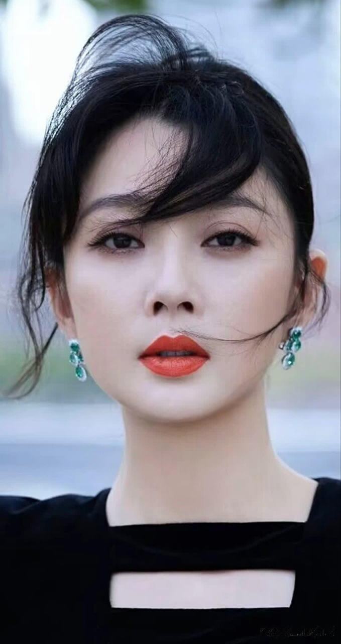 殷桃,人如其名
