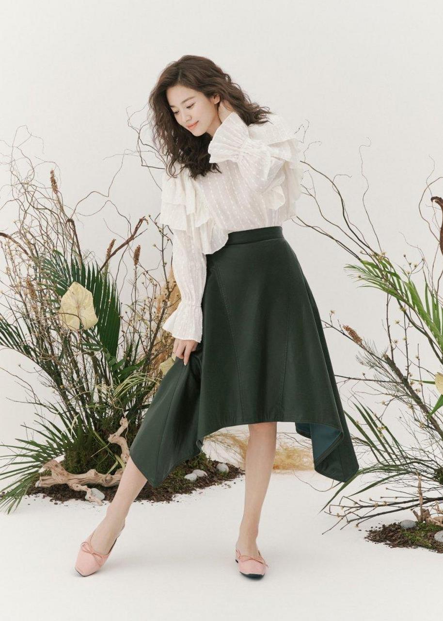 宋慧乔的穿搭真是清新,白色荷叶边上衣搭配墨绿色裙子,让人心动