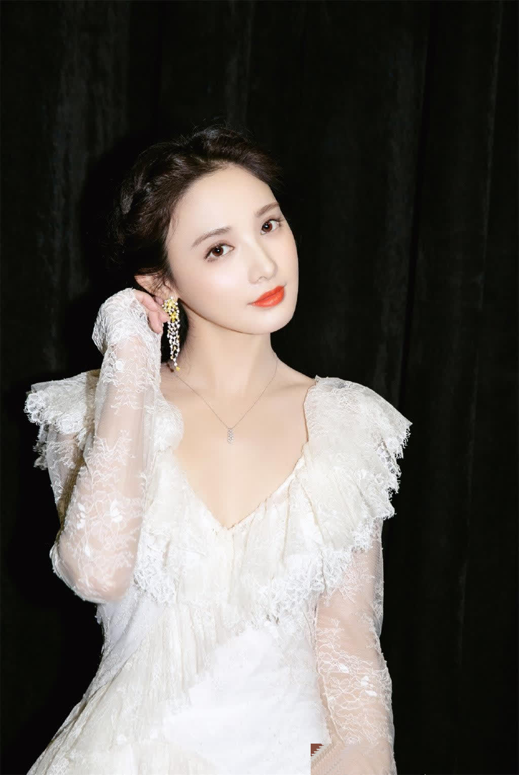 彭小苒写真,淡妆红唇,一袭心形领口白纱裙,仙气飘飘的九公主!