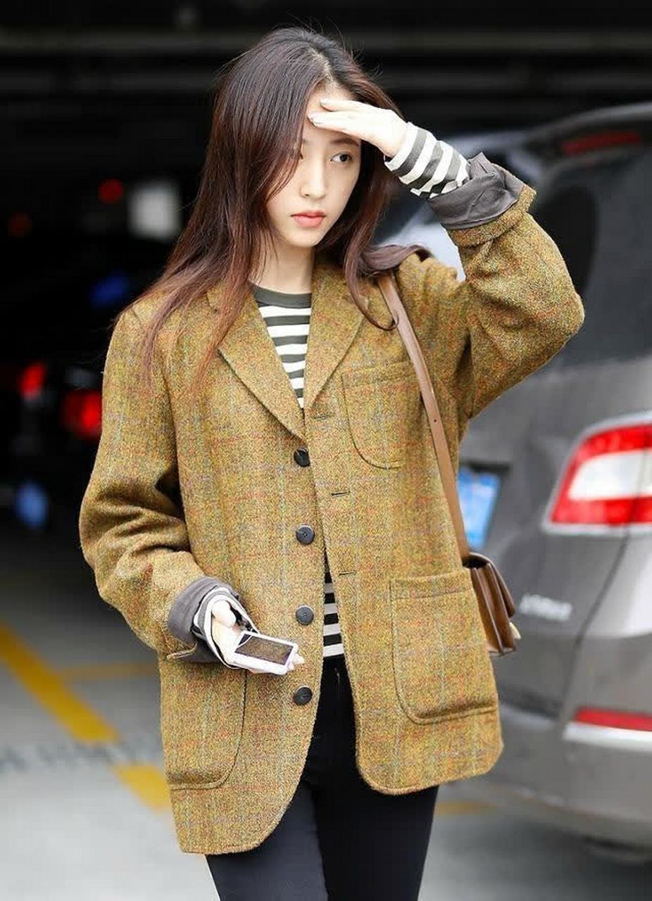 周雨彤现身机场街拍青春靓丽嘟嘴卖萌明艳动人