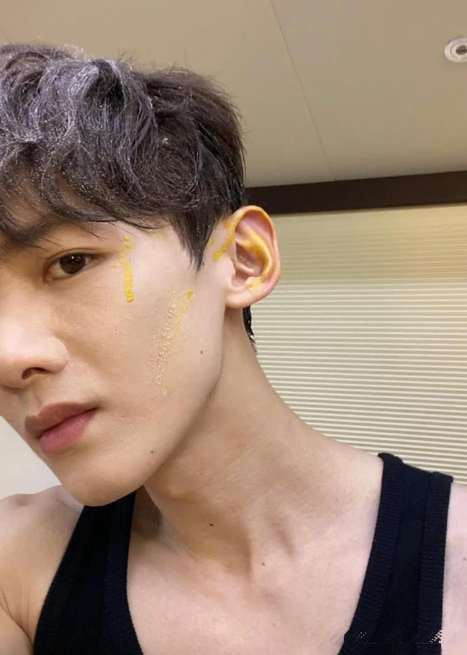 白敬亭素颜也卡粉