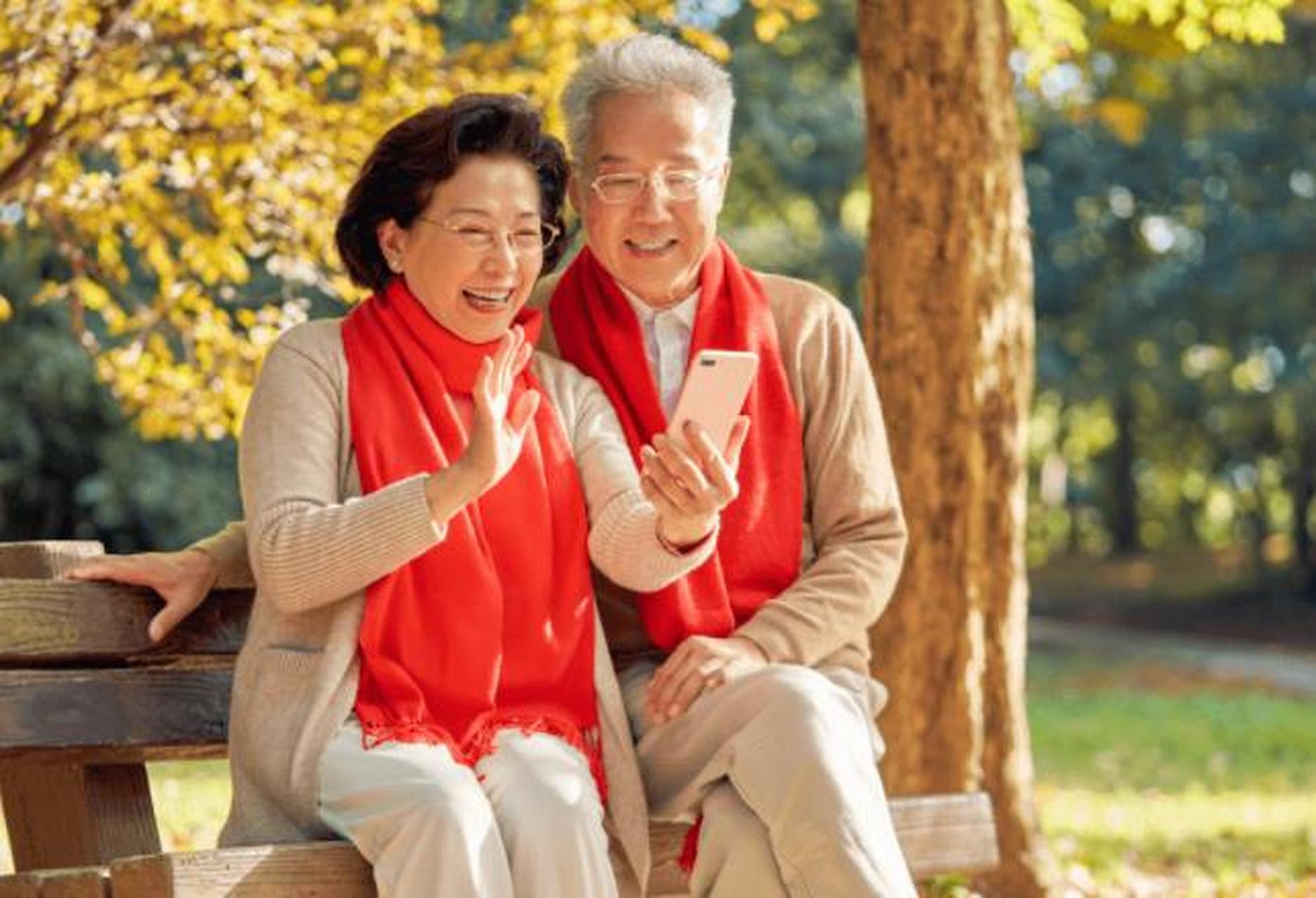 老年人还能走多久,那摸下自己的耳朵,硬朗的老人耳朵有三个特点 对于