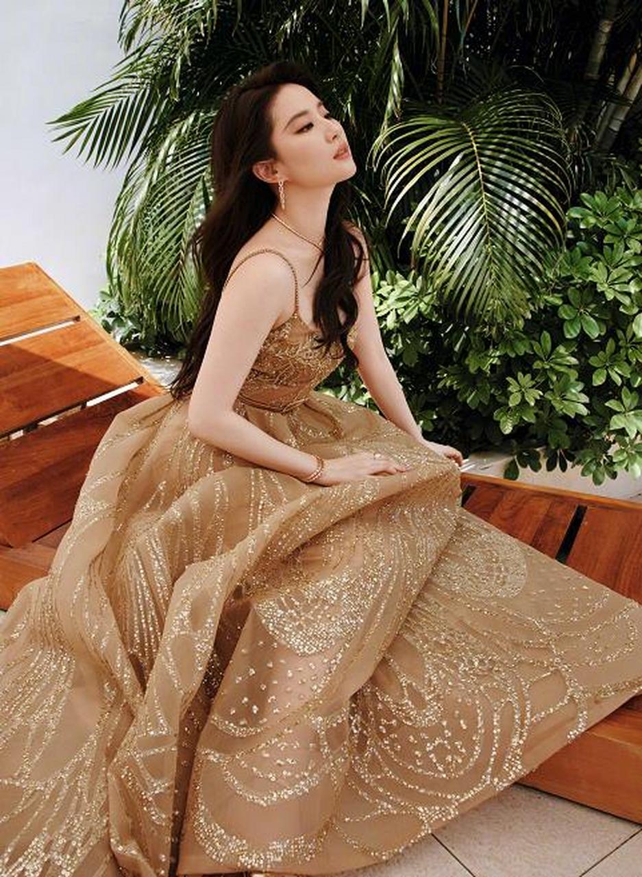 保安看刘亦菲时的眼神