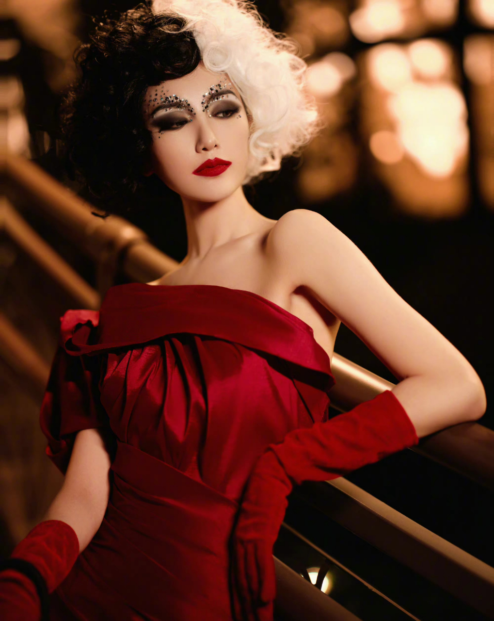 毛晓彤的红裙优雅复古中,更有一番风味.