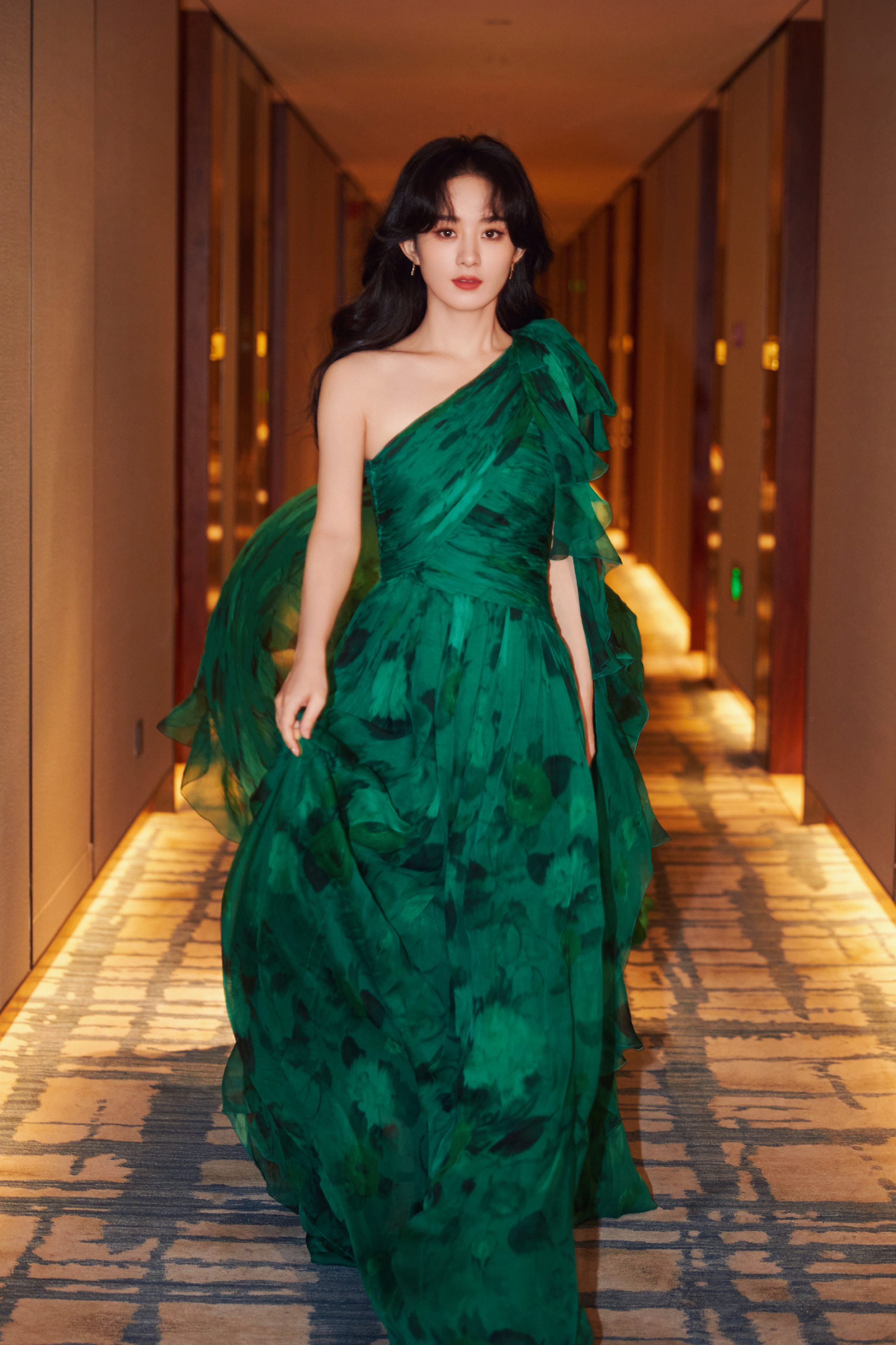 赵丽颖一袭青绿色礼服裙