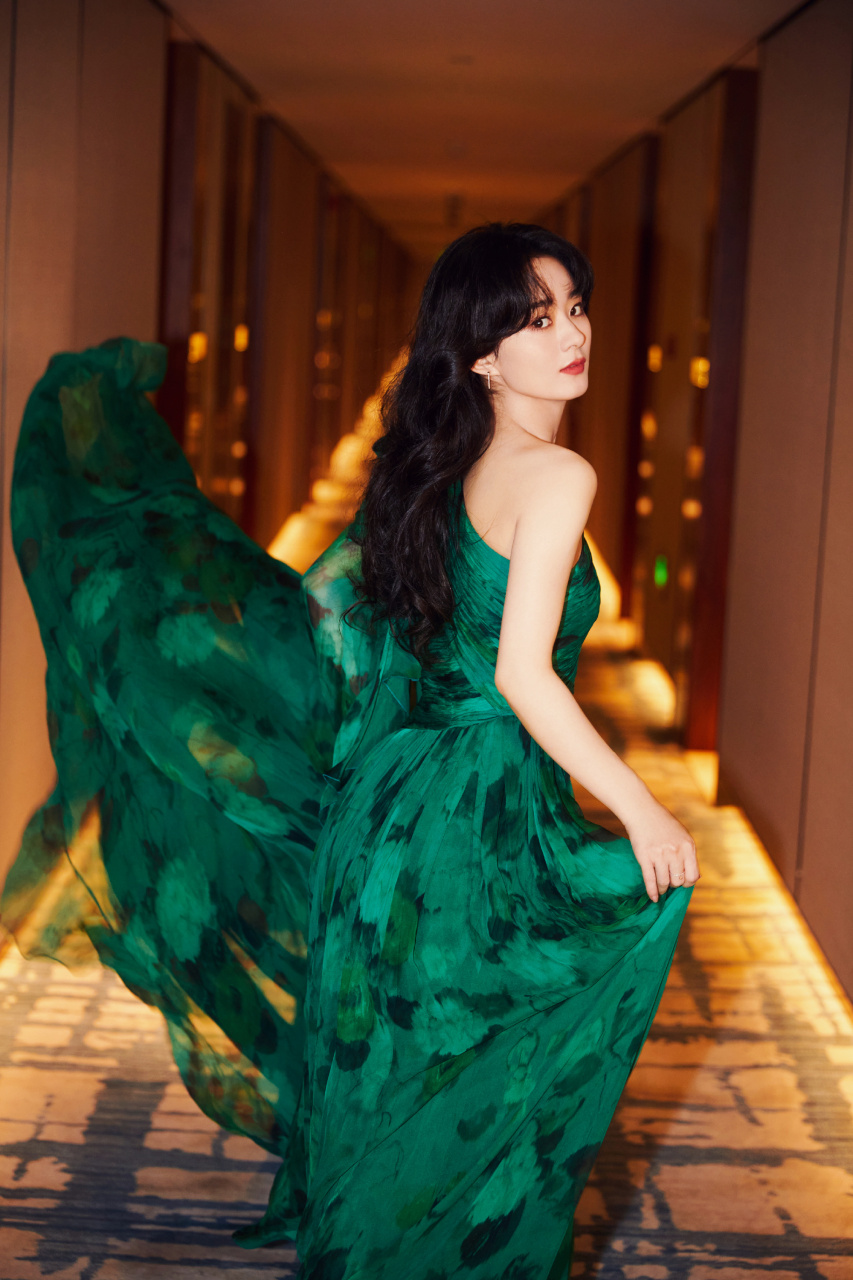 赵丽颖一袭青绿色礼服裙