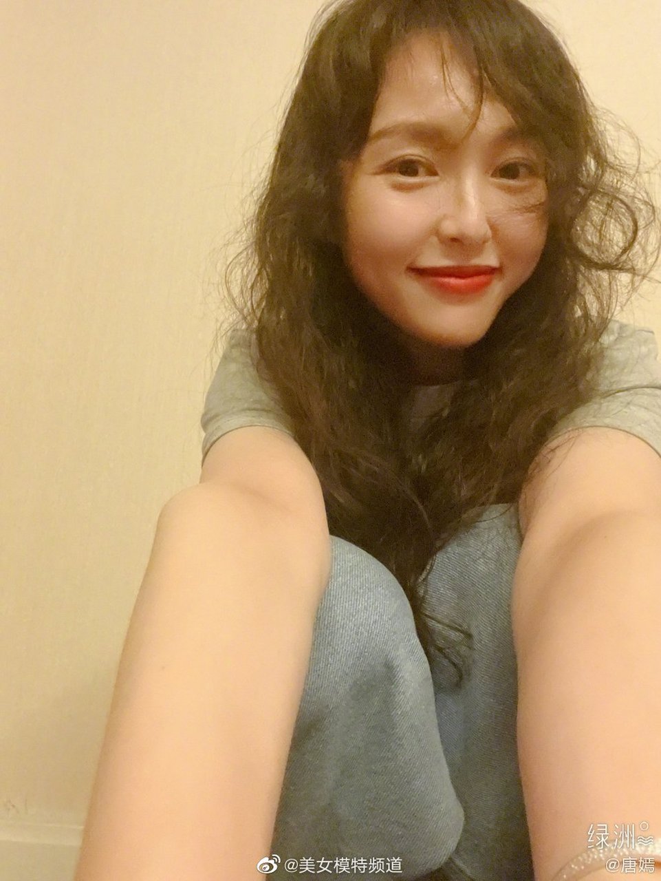 唐嫣晒38岁生日自拍阳光照耀对镜甜笑状态佳