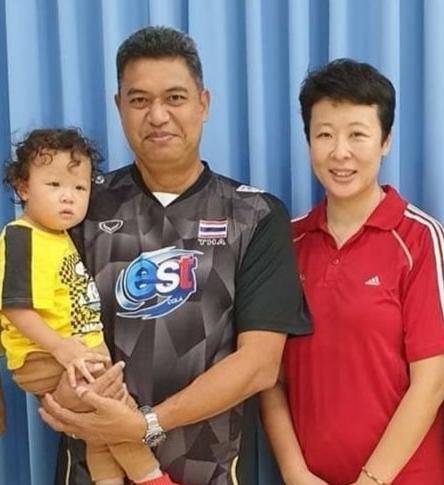 2012年,排球冠军冯坤嫁给泰国教练加提蓬.