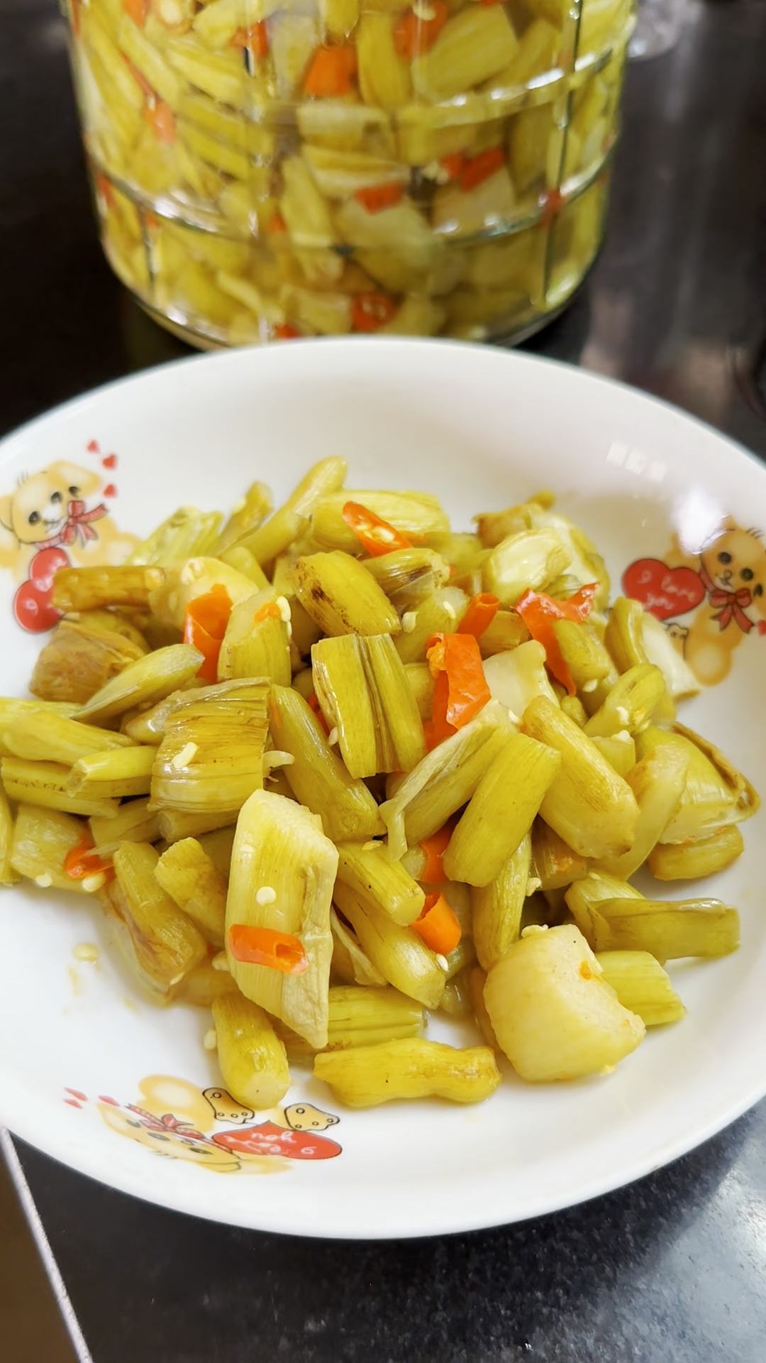 农村处处是美食,这不起眼的芋头杆子腌制起来酸辣爽口非常开胃