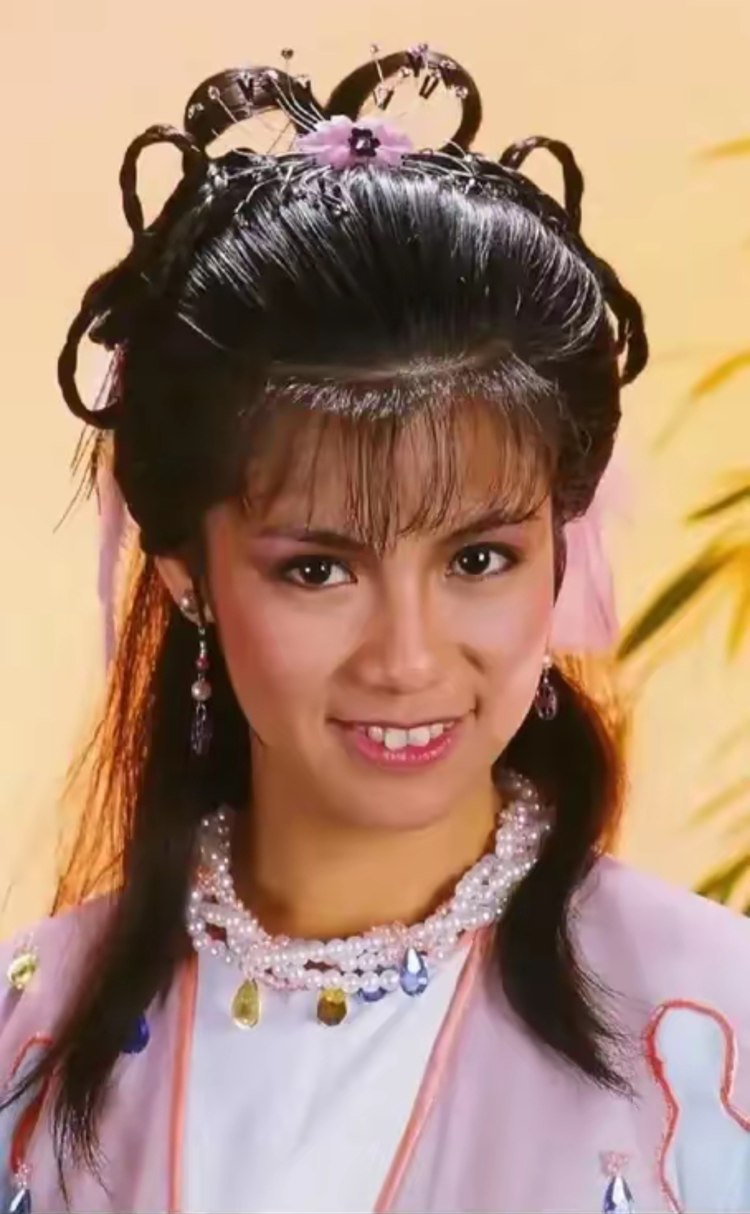 这就是翁美玲当年扮演的黄蓉即使她又黑个子也不高还有兔牙但是