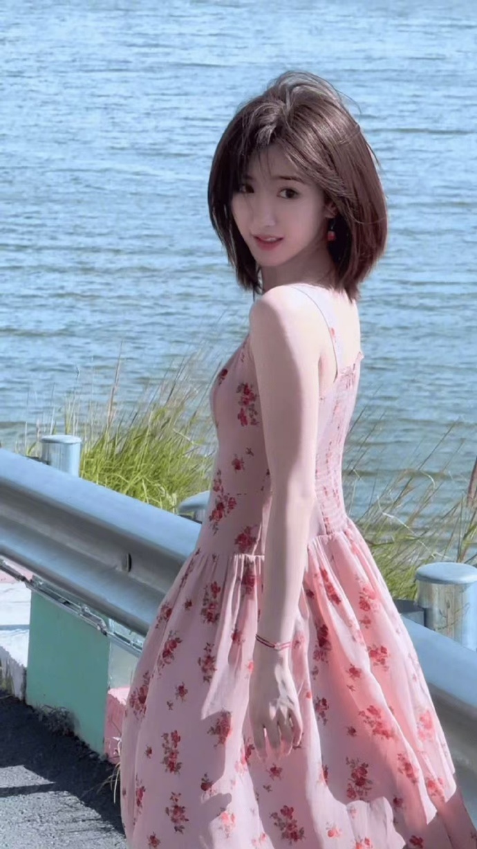 每日娱乐播报# 毛晓彤a甜吊带粉裙, 毛晓彤短发配粉裙,好有夏日的