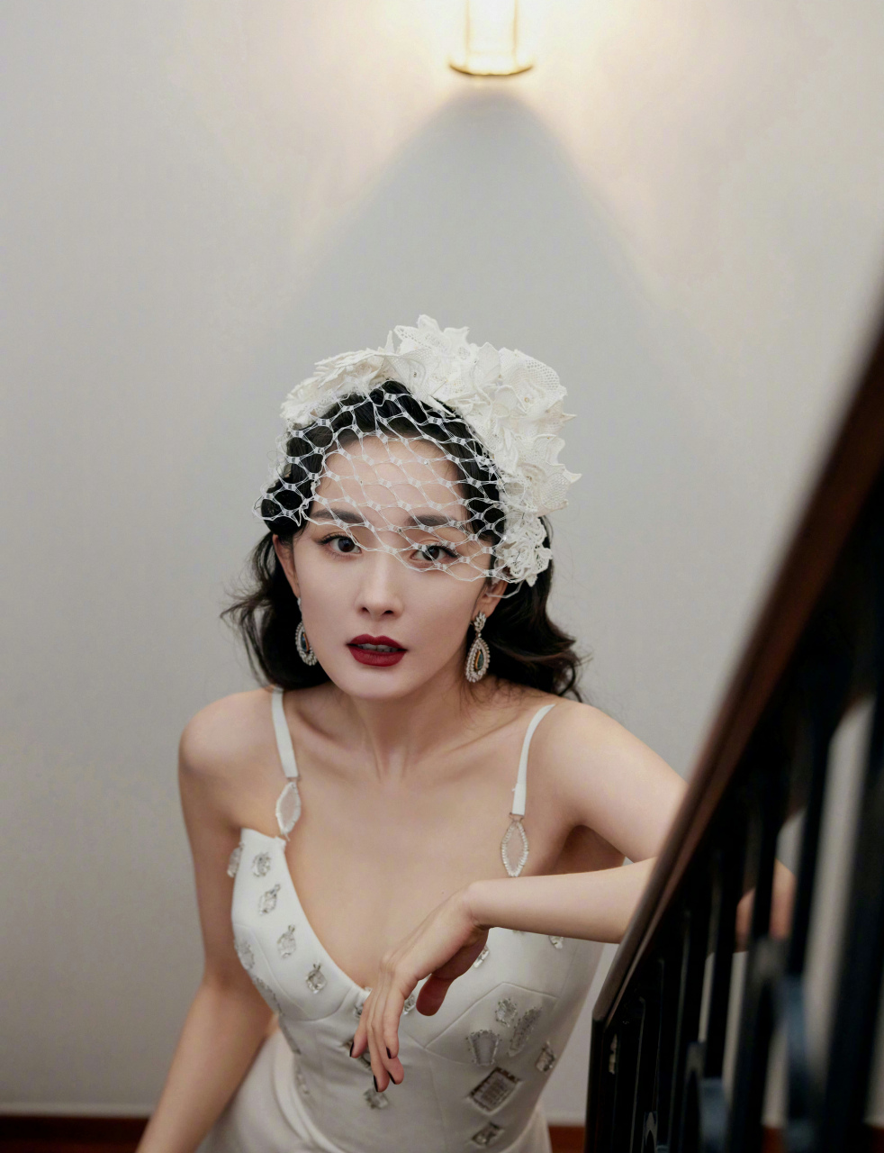 杨幂,白色吊带深v高开叉礼裙,性感红唇,美丽至极!