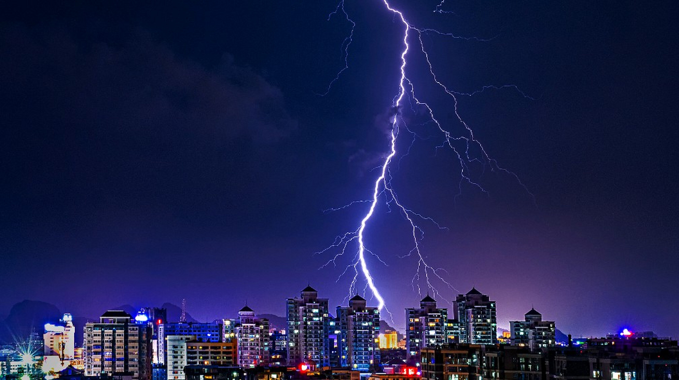 描写天气的成语③——雷 疾风迅雷 烈火轰雷 雷声轰鸣 雷电交加