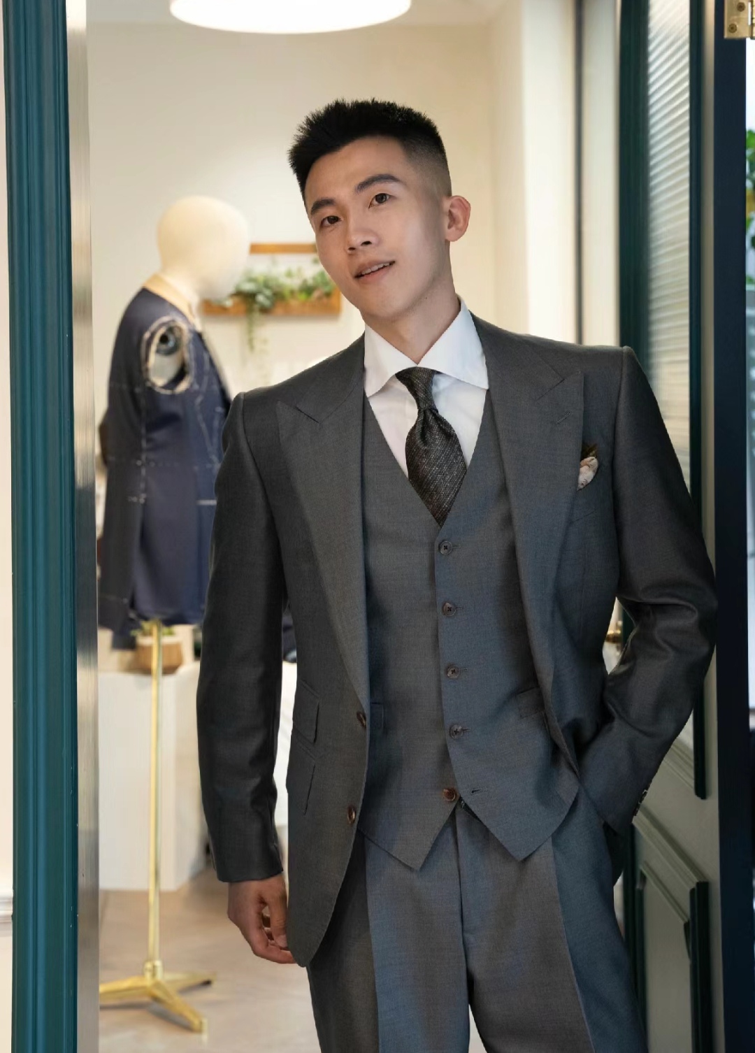 深灰色西装搭配什么颜色的内搭?一件白色修身衬衫,穿出潮流范!