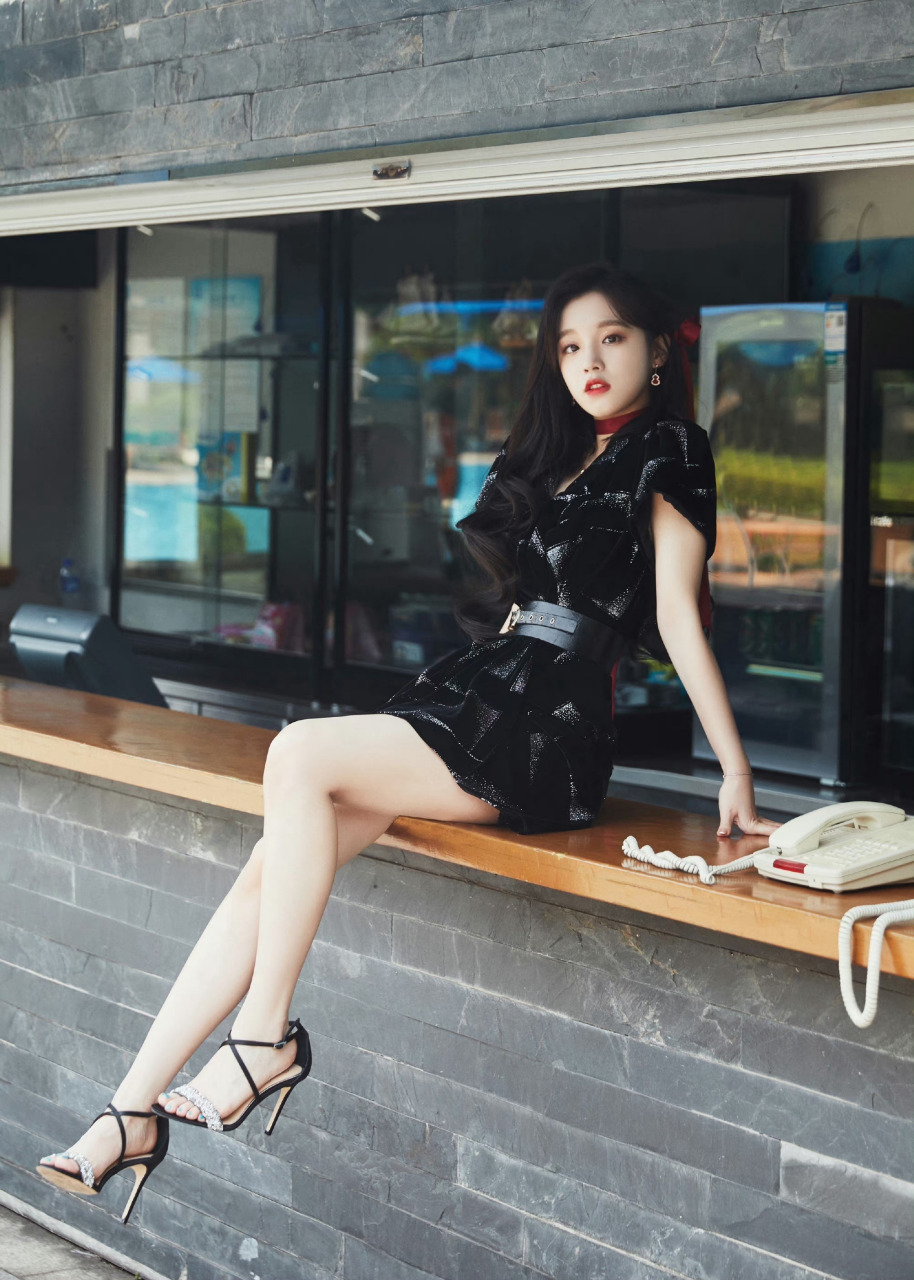 宋雨琦时尚写真展现极致美感,美腿修长挺拔,尽显女性优雅与自信