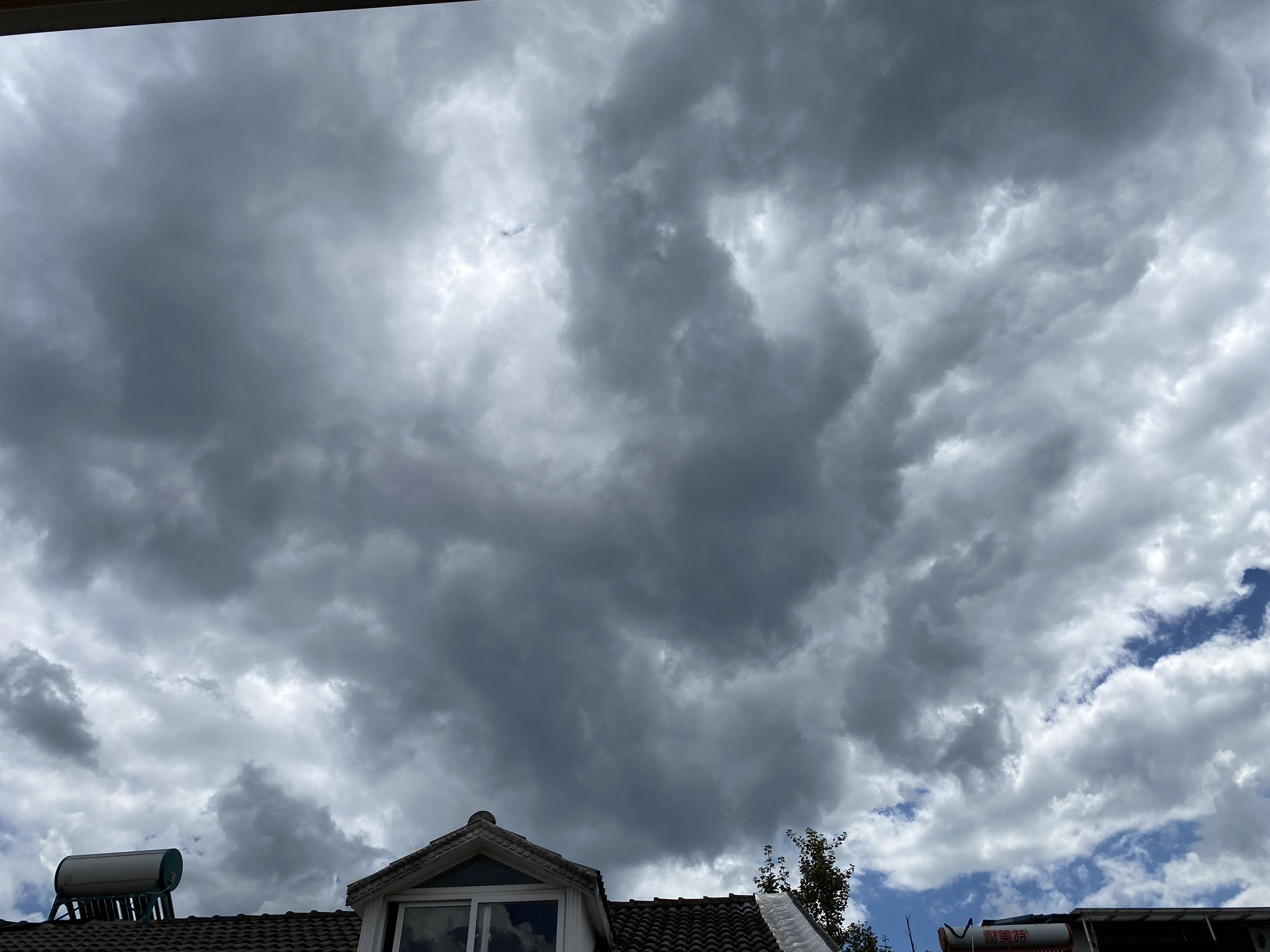 今天都乌云密布这样啦,雨还是没来 想要一场雨来降降高温,好难哦