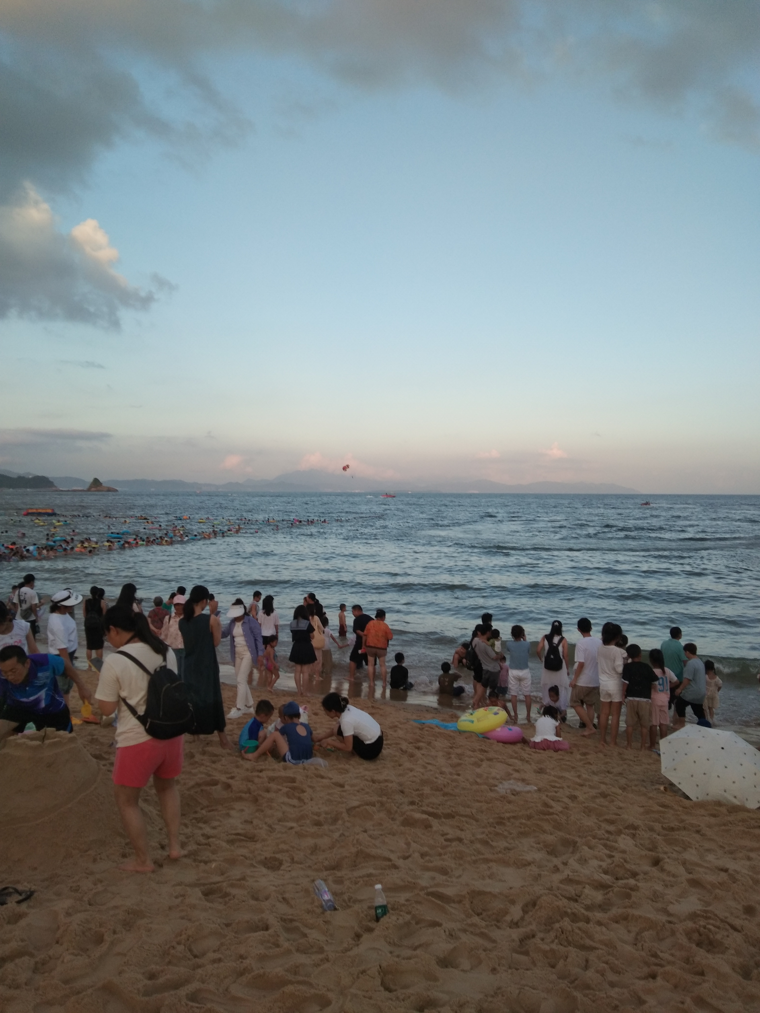 一望无际大海边, 落霞群山似油画