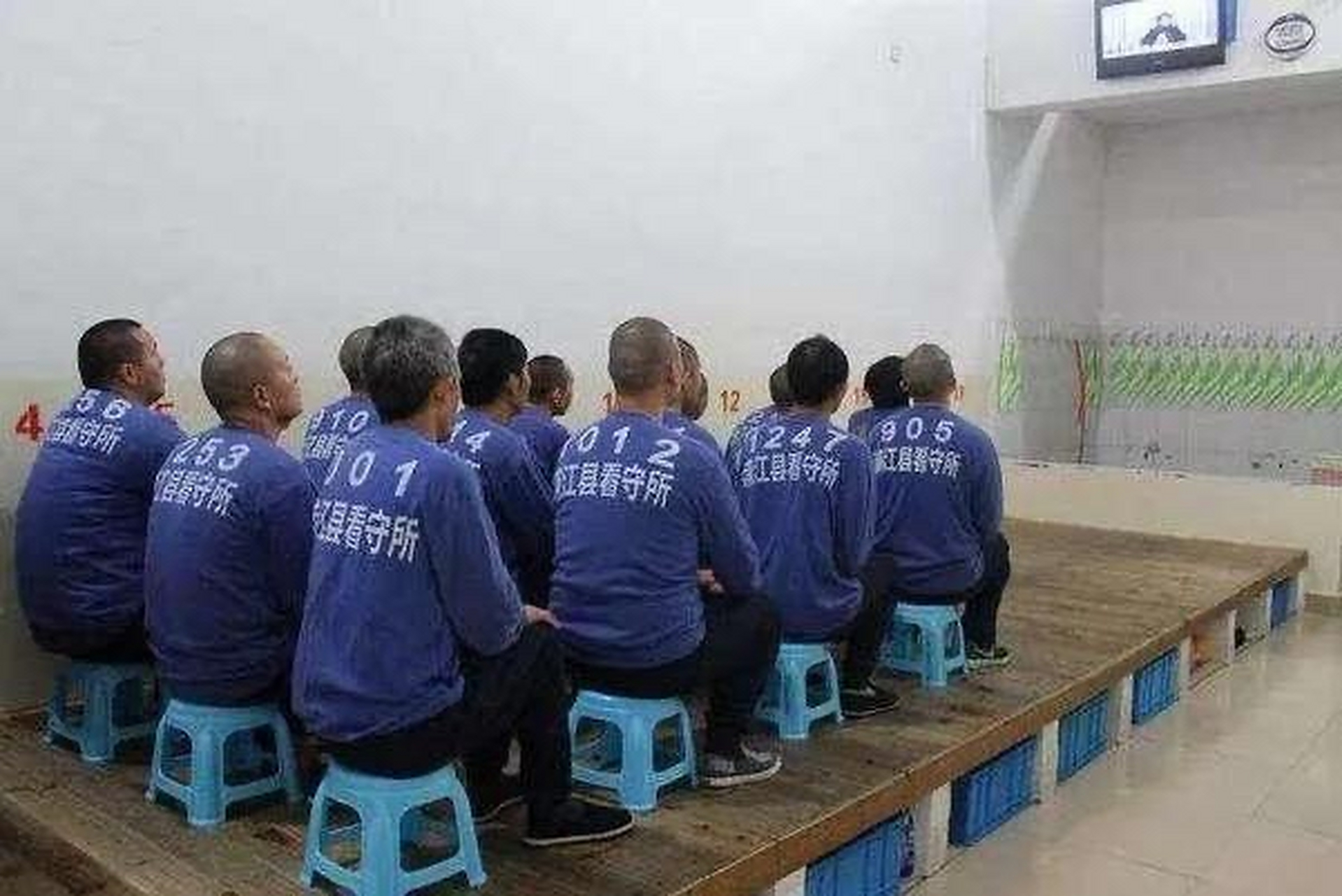 看守所是一个很神奇的地方.  再好的人进去了,也会变坏.