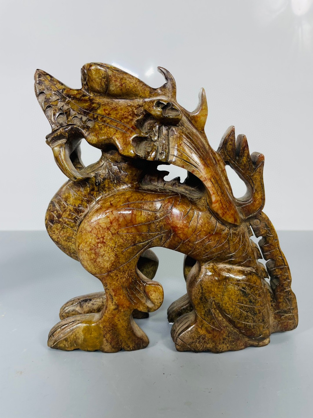 珍藏和田玉麒麟一对,麒麟是四大神兽之