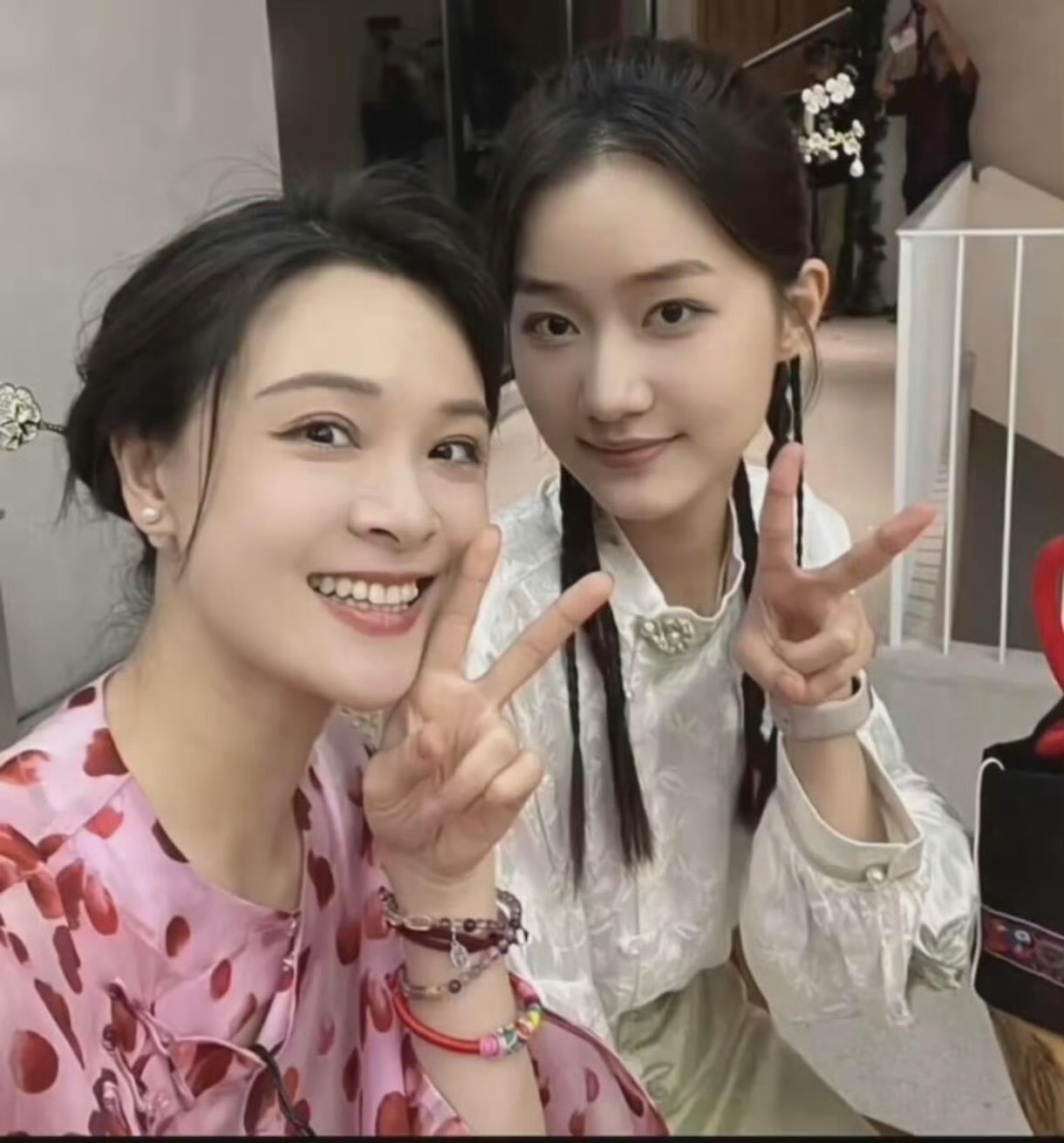 《甄嬛传》曹贵人和温宜,温宜公主长大了曹贵人一时都没认出来,女儿比