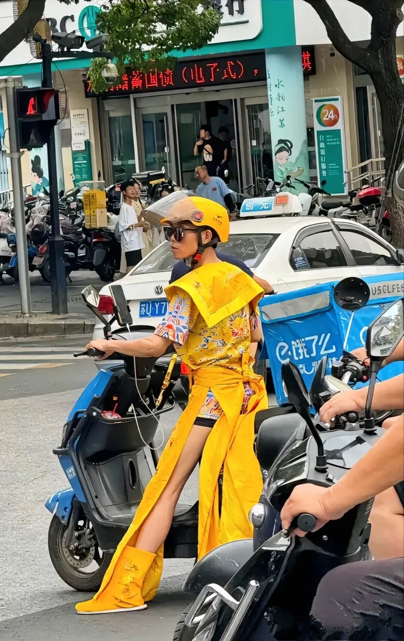 外卖小哥黄袍加身旗袍骑摩托成都穿女装的小哥黄色安全帽表情包骑摩托