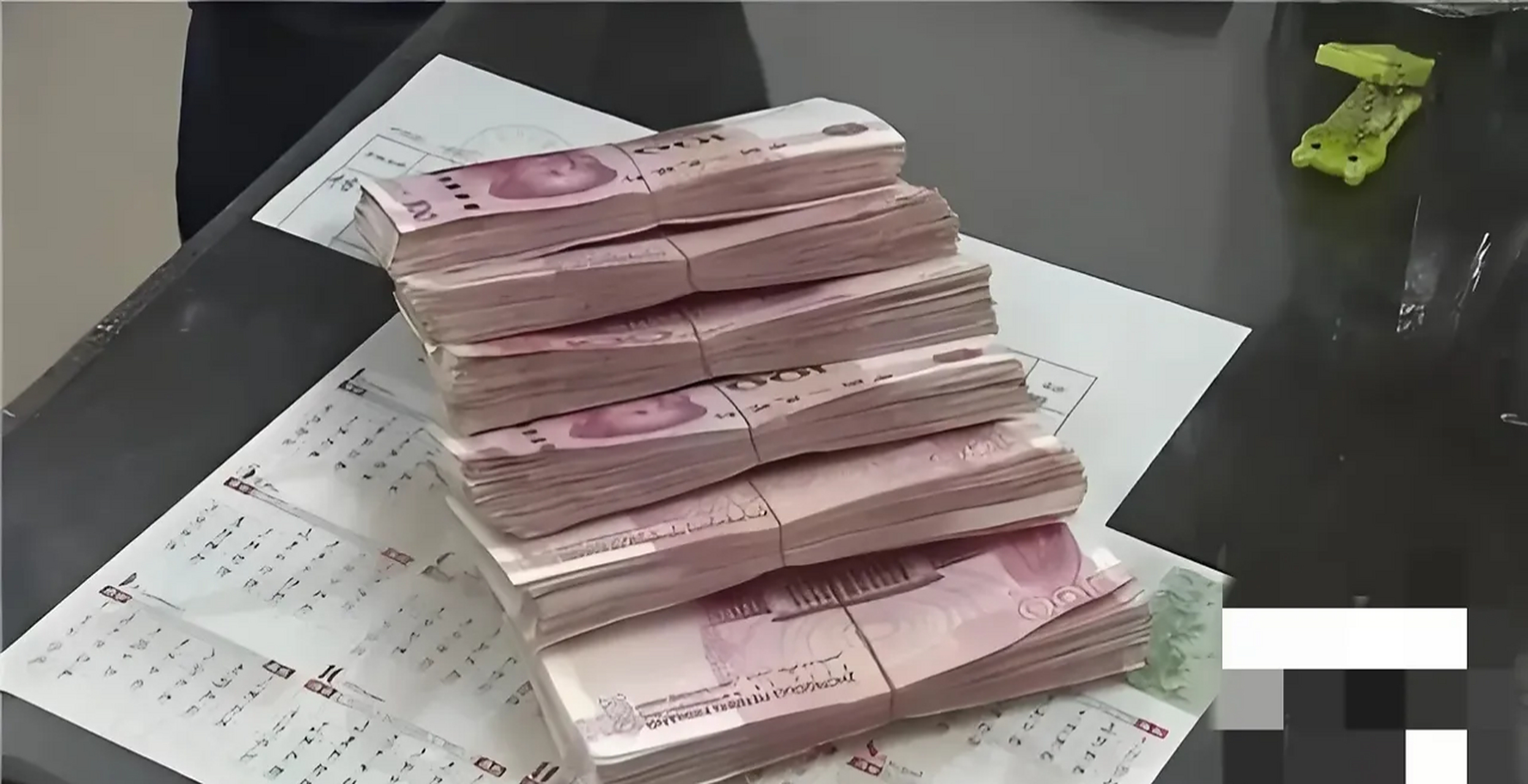 江西,一大爷到银行取钱,存折上有6万元存款,柜员却说,里面只有6000,还