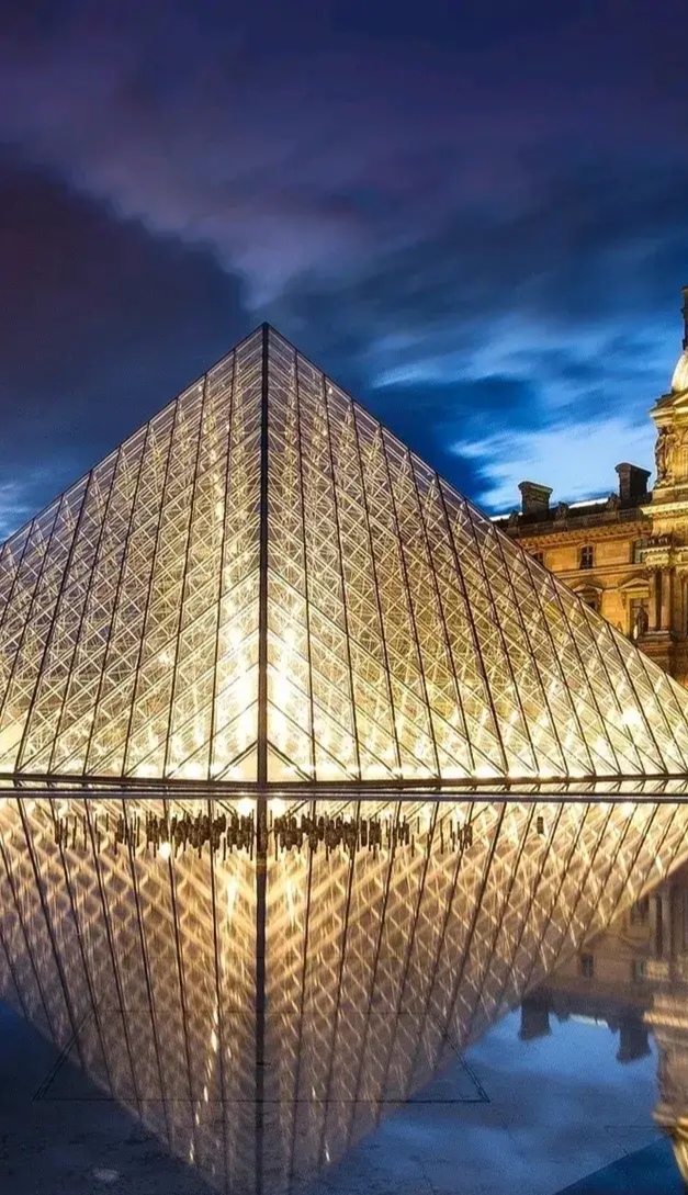 巴黎卢浮宫门口的玻璃金字塔icon,是华裔设计师贝聿铭icon设计的.