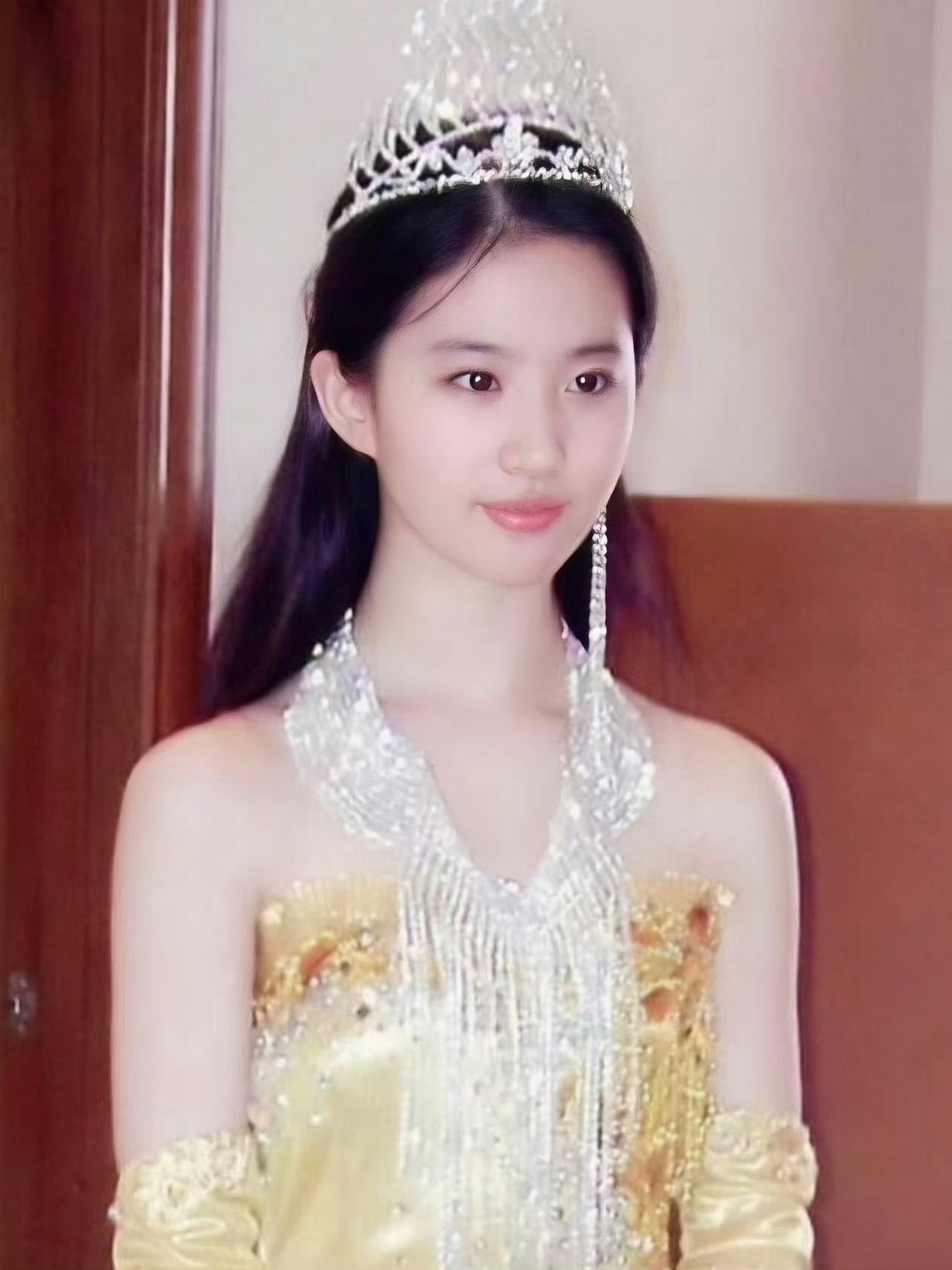 刘亦菲当年金鹰女神造型,简直就是亭亭玉立的具象化