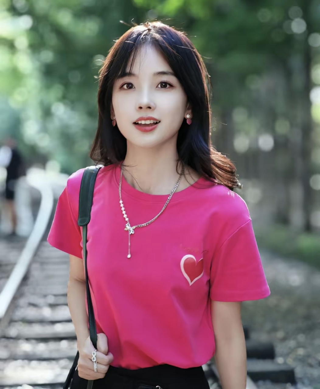 作为央视总台记者,王冰冰自带流量,虽然前一段时间疑似因为恋情吴题