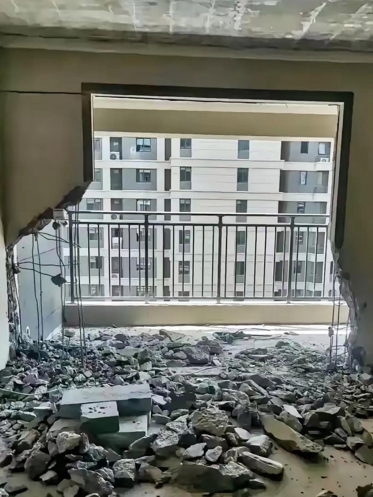 他居然把阳台那面墙给砸开啦!我赶忙说这是承重墙不能砸掉.可