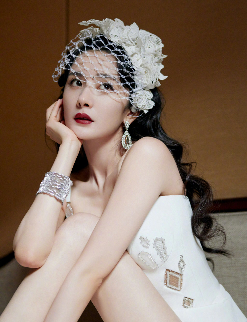 杨幂,白色吊带深v高开叉礼裙,性感红唇,美丽至极!