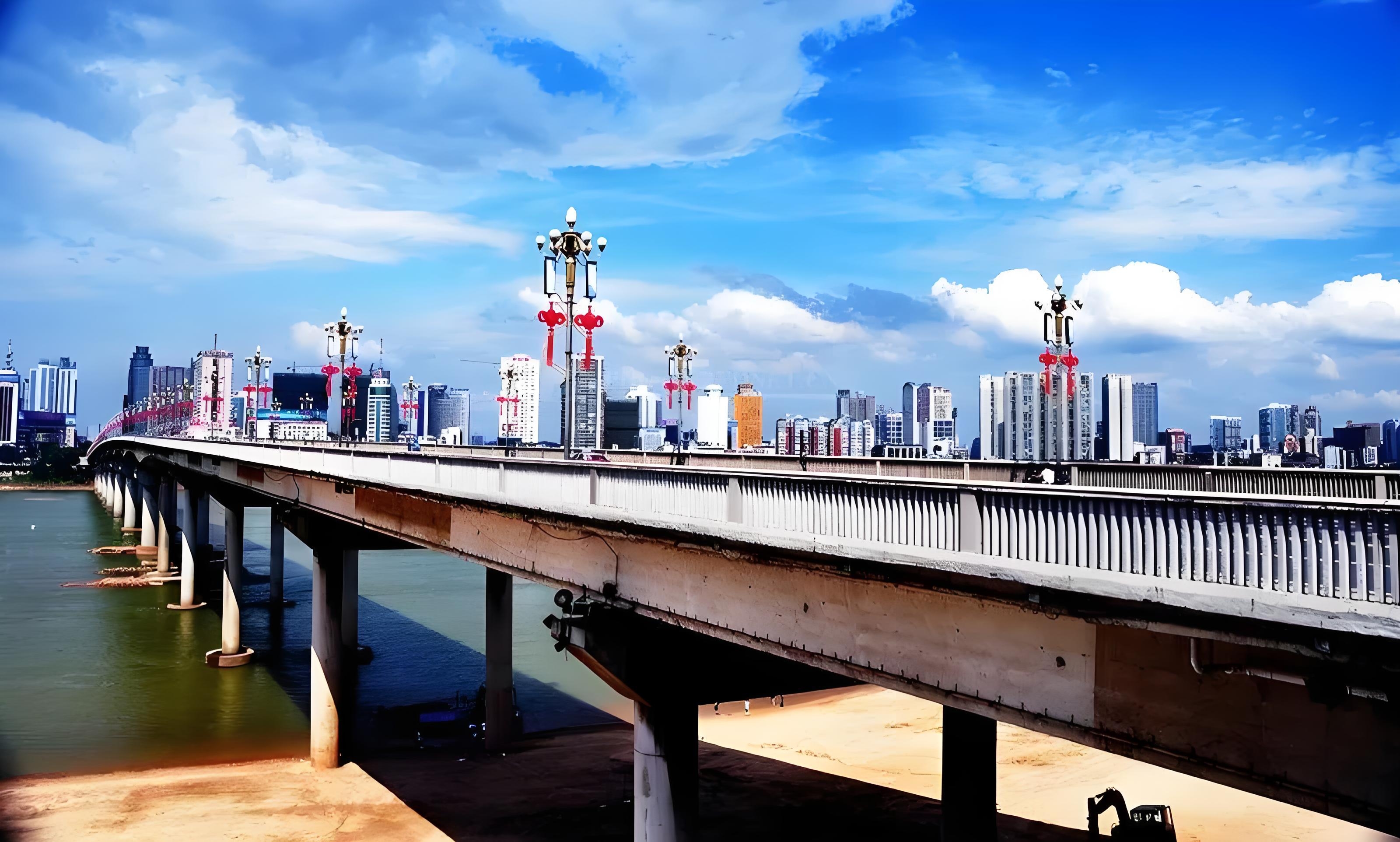 从1988年株洲大桥建成通车,城市东,西两岸连为一体
