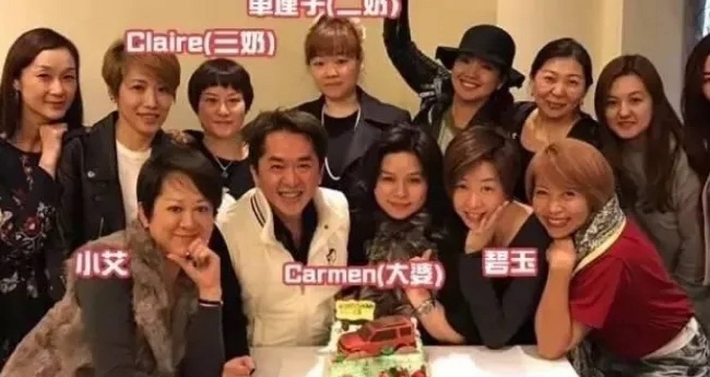 2016年,邓兆尊的三个女朋友同时病倒,为了方便照顾,便将她们安排在一