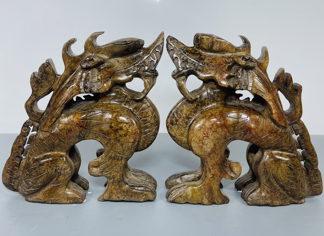珍藏和田玉麒麟一对,麒麟是四大神兽之